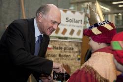 Landeshauptmann Dr. Erwin Pröll begrüßt Sternsinger und Gäste der Vernissage